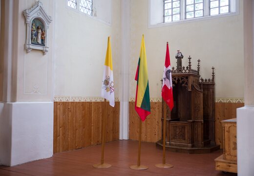 Kamajų bažnyčia · klausykla, vėliavos
