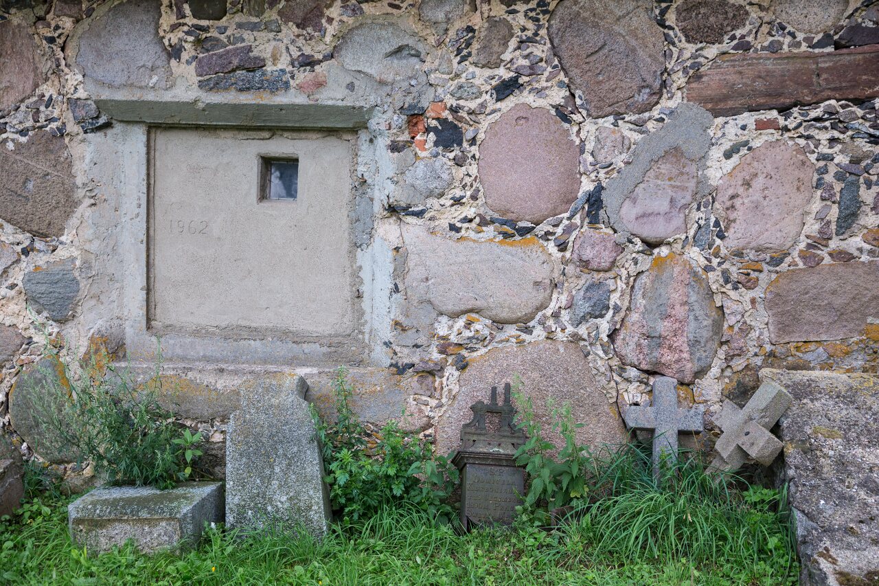 Kamajų bažnyčia · senų paminklų fragmentai