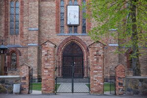 Josvainių bažnyčia · durys, šventoriaus vartai