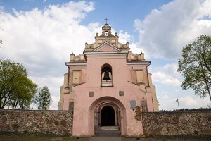 Merkinė · bažnyčios šventoriaus vartų mūrinė varpinė, tvora