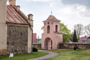 Merkinė · bažnyčia, šventoriaus vartai su mūrine varpine