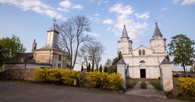 Metelių bažnyčia · klebonija, šventoriaus tvora, vartai