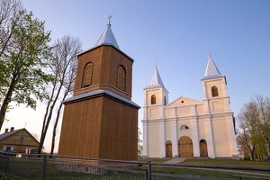 Ūdrijos bažnyčia · medinė varpinė