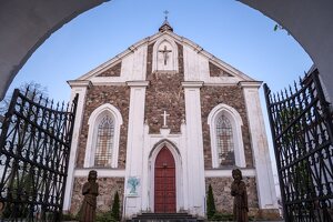 Daugų bažnyčia · fasadas