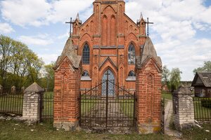 Kaltanėnų bažnyčia · šventoriaus vartai