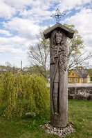 Linkmenų bažnyčia · medinė skulptūra šventoriuje