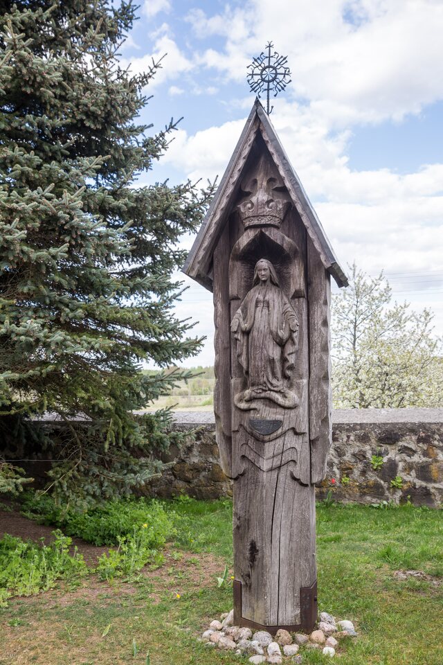 Linkmenų bažnyčia · medinė skulptūra šventoriuje