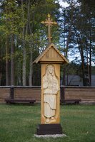 Palūšė · bažnyčia, medinė skulptūra šventoriuje
