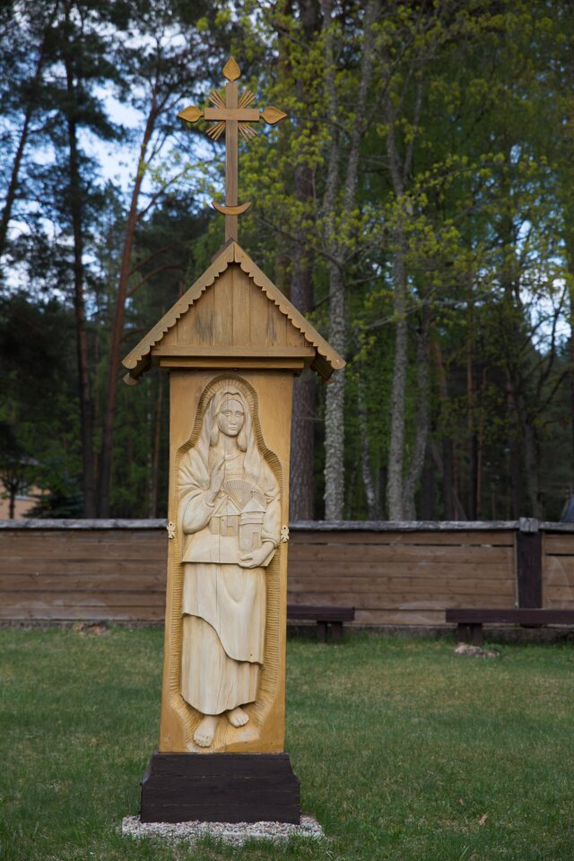 Palūšė · bažnyčia, medinė skulptūra šventoriuje