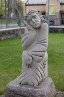 Švenčionys · akmeninė Rūpintojėlio skulptūra bažnyčios šventoriuje
