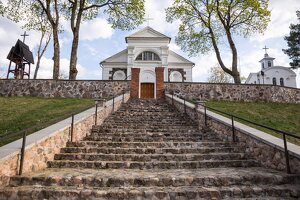Naujas Strūnaitis · laiptai į bažnyčią