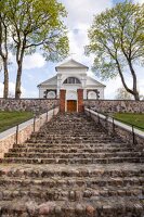 Naujas Strūnaitis · laiptai į bažnyčią