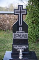 Nemenčinė · bažnyčia, paminklas šventoriuje