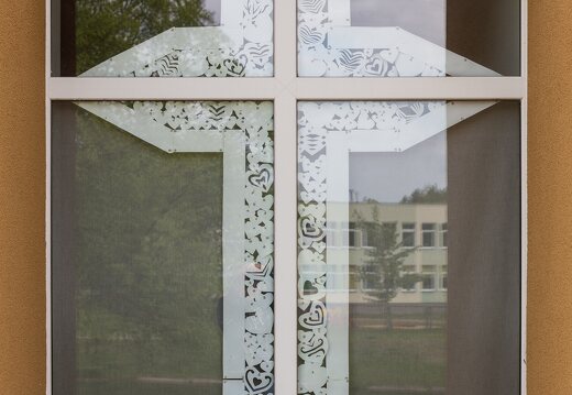 Ruklos koplyčia · stilizuotas kryžius lange