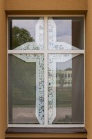 Ruklos koplyčia · stilizuotas kryžius lange