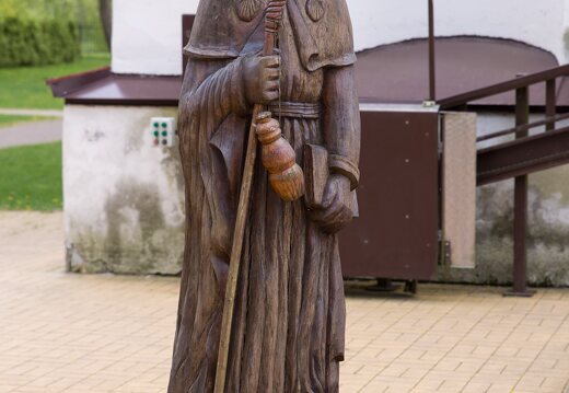 Jonava · Šv Jokūbo medinė statula šalia bažnyčios