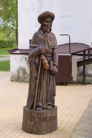 Jonava · Šv Jokūbo medinė statula šalia bažnyčios