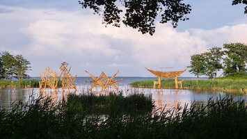 Juodkrantė, Gintaro įlanka · nendrinės skulptūros, kompozicija "Žvaigždynai"